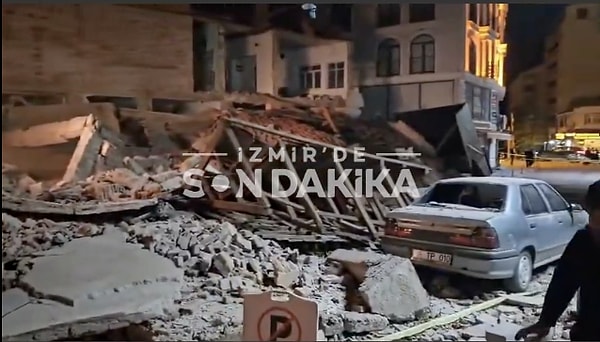 Sındırgı depreminde bir binanın yıkımı kamerada