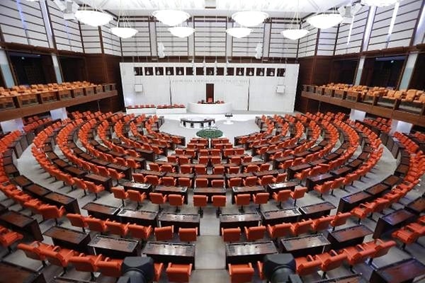 Z Kuşağı İçin Erken Emeklilik ve Kadınlara Zorunlu Askerlik Talepleri Meclise Geldi