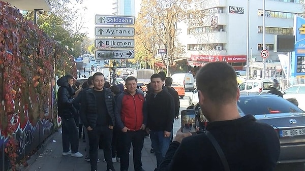 Akımın Sonu Gelmiyor: Kızılay Tabelası Önünde Yaşanan Garip ve Eğlenceli Anlar
