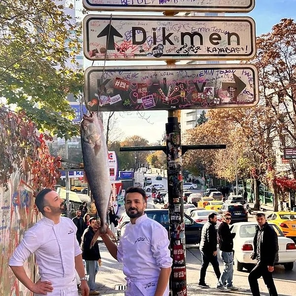 Akımın Sonu Gelmiyor: Kızılay Tabelası Önünde Yaşanan Garip ve Eğlenceli Anlar