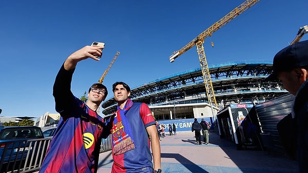 Camp Nou Yenileme için 79 Kaçak İşçi: Ortaya Çıktı