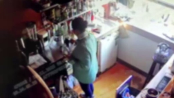 İstanbul'da Gözaltında: Beyoğlu'nda Kahve İçen Genç Kadın Yaşam Savaşı Veriyor