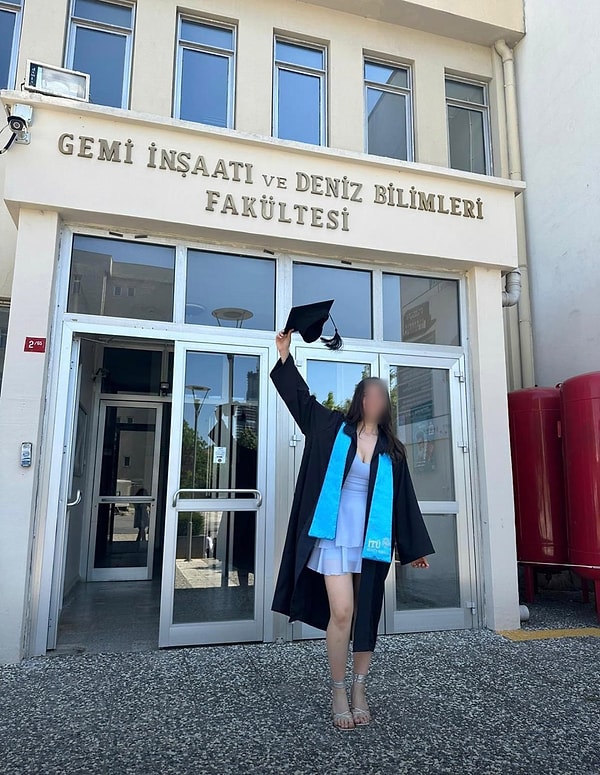 İstanbul'da Gözaltında: Beyoğlu'nda Kahve İçen Genç Kadın Yaşam Savaşı Veriyor