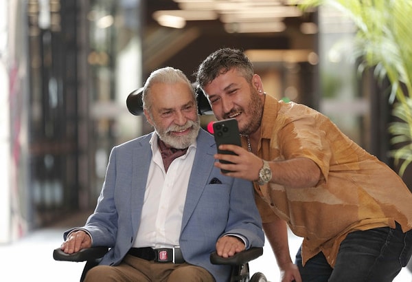 Rekora Koşuyor: Yan Yana Filminin 12 Günlük Hasılatı Dudak Uçuklattı - Türkiye'de Ses Getiren Başarı