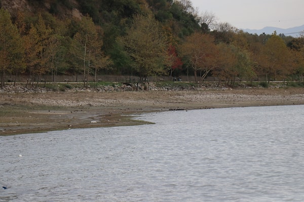 Sapanca Gölü’nde Hızla Düşen Su Seviyesi: Kaynıyor