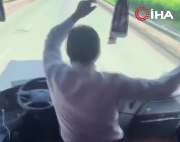 Seyir Halindeki Otobüste Ayağa Kalkıp Oynayan Şoför İçin İnceleme Başlatıldı