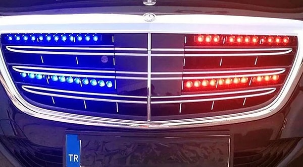 Çakarlı Araba Kullanan Gazeteciler Gündemde